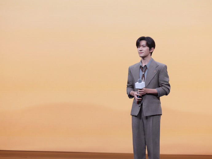 易烊千玺易烊千玺西装小巧思易烊千玺戴了蜜蜂胸针 易烊千玺戴了蜜蜂胸针~今天好帅~