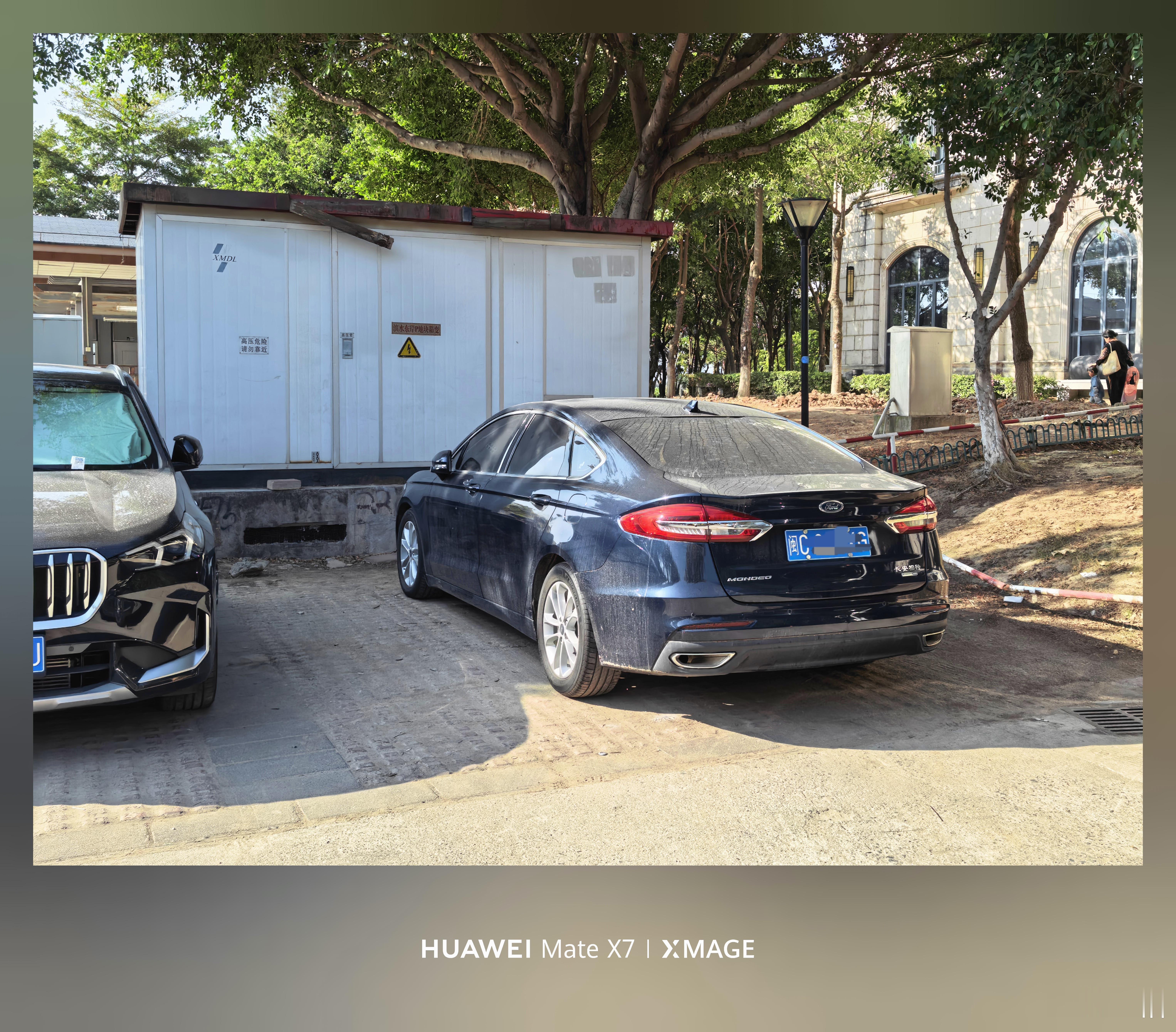 车位很少的停车场里，这位占了两个车位，所以有人亲切的称TA为 ___。 