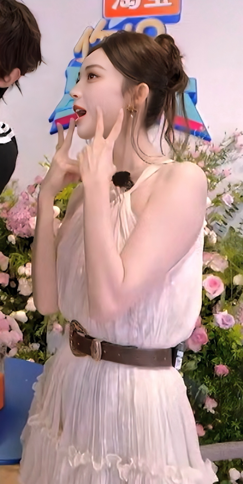 娜么昊看  hi6这反手比耶现在都进阶成双手了复习一下之前🌸学小猫的比耶拍照网