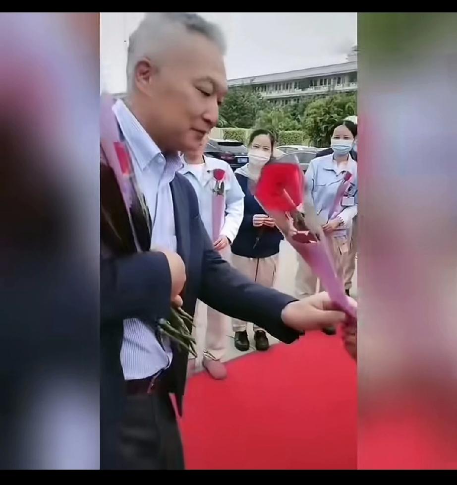 佳能老总离开，员工拥抱洒泪送行