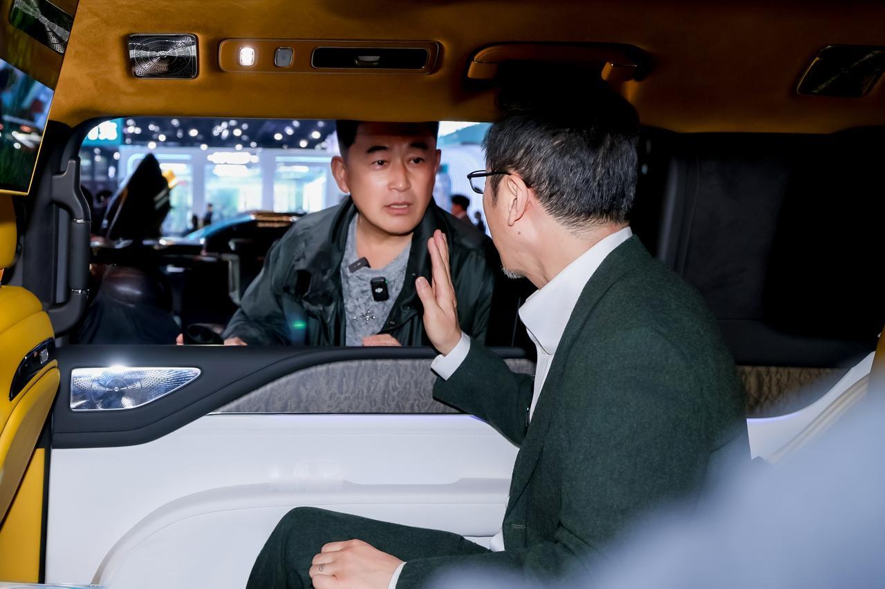 车内飙戏：“李丰田”和“高明远”在仰望U8L后排喝茶飙戏，全场看呆了
仰望展台今