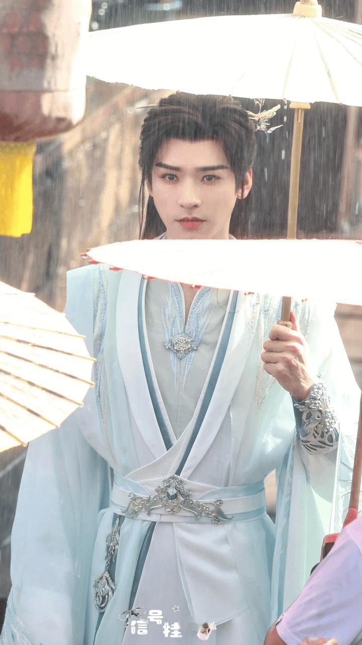 电视剧暗河传 苏暮雨是雨中的谪仙，超脱凡尘的美龚俊苏暮雨