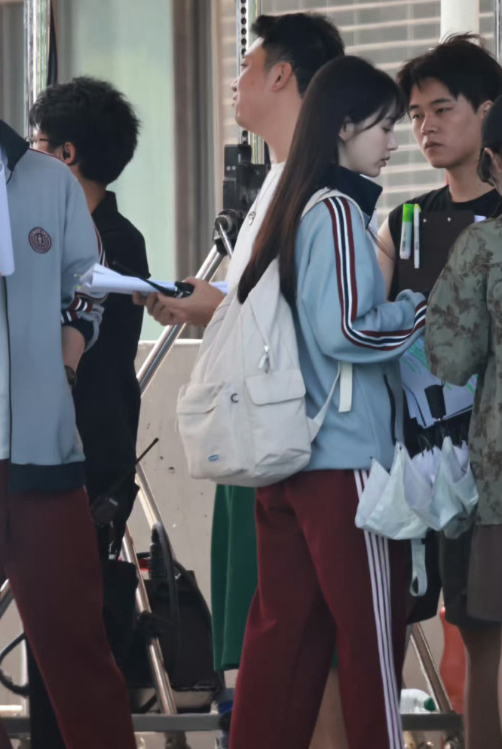 田曦薇林知夏校服造型路透天才女友林知夏的第一张路透 剧组发布的校服造型花絮中，田