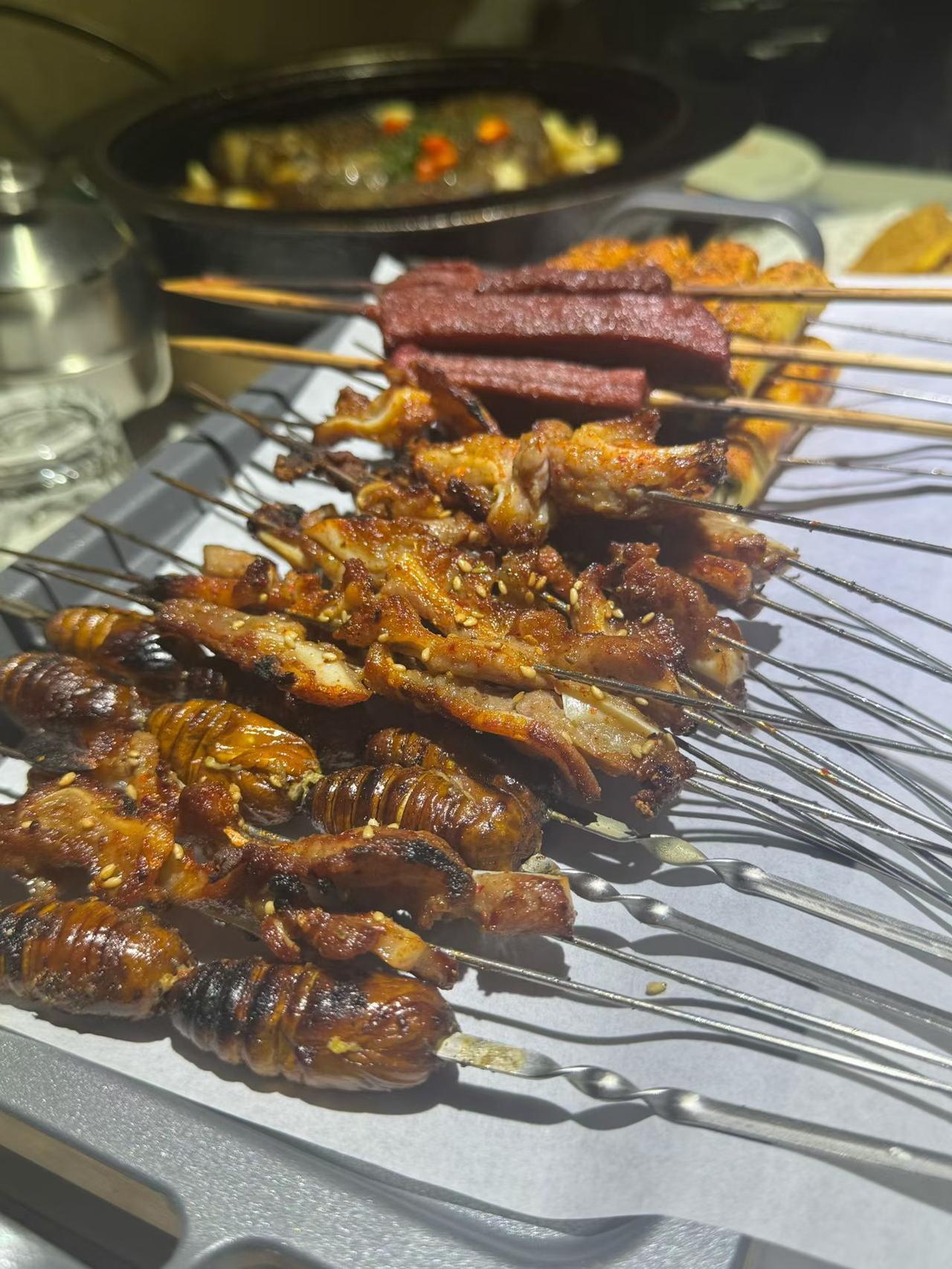 晚上下班，必须得整点小烧烤！
 
一上桌，这小味儿就冲鼻子。滋滋冒油的肉串，外焦
