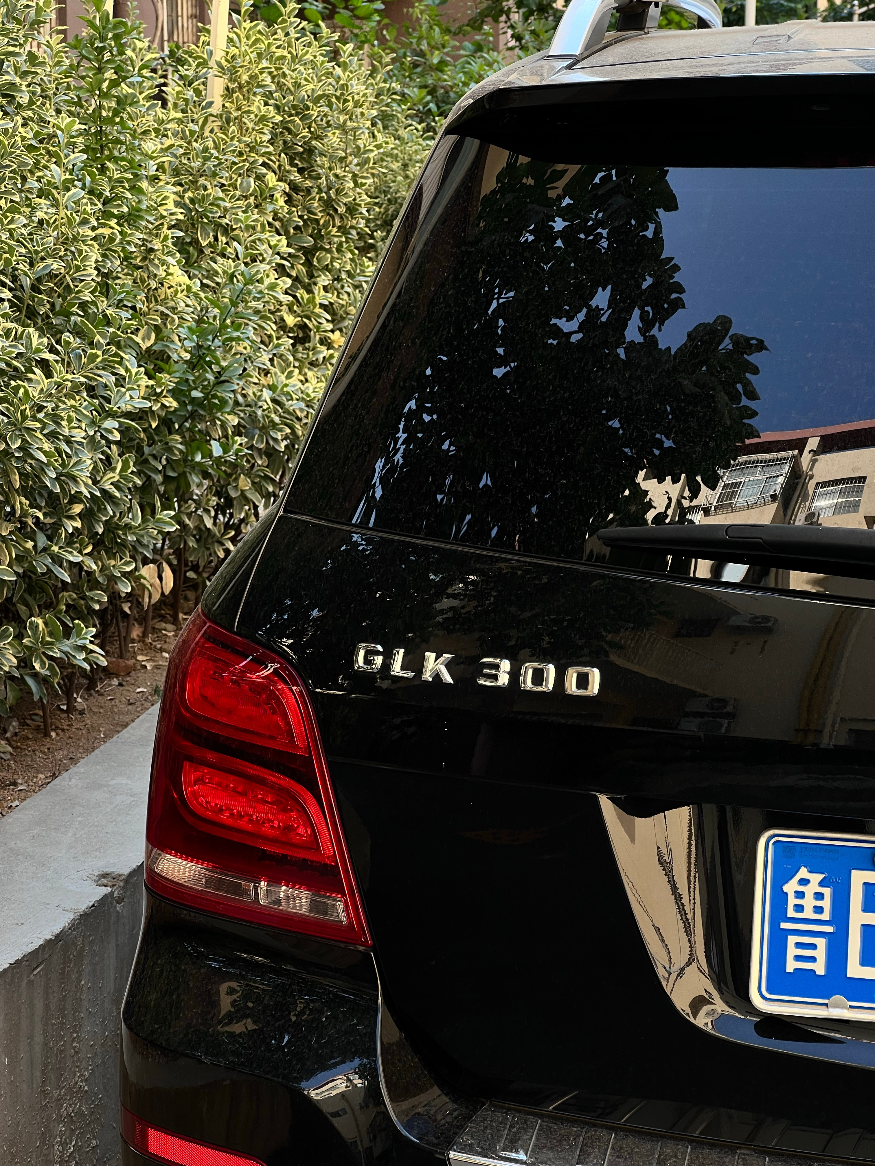 我觉得我似乎和奔驰很有缘[偷笑]回小区又看到一台GLK300，也是一台不常见的车