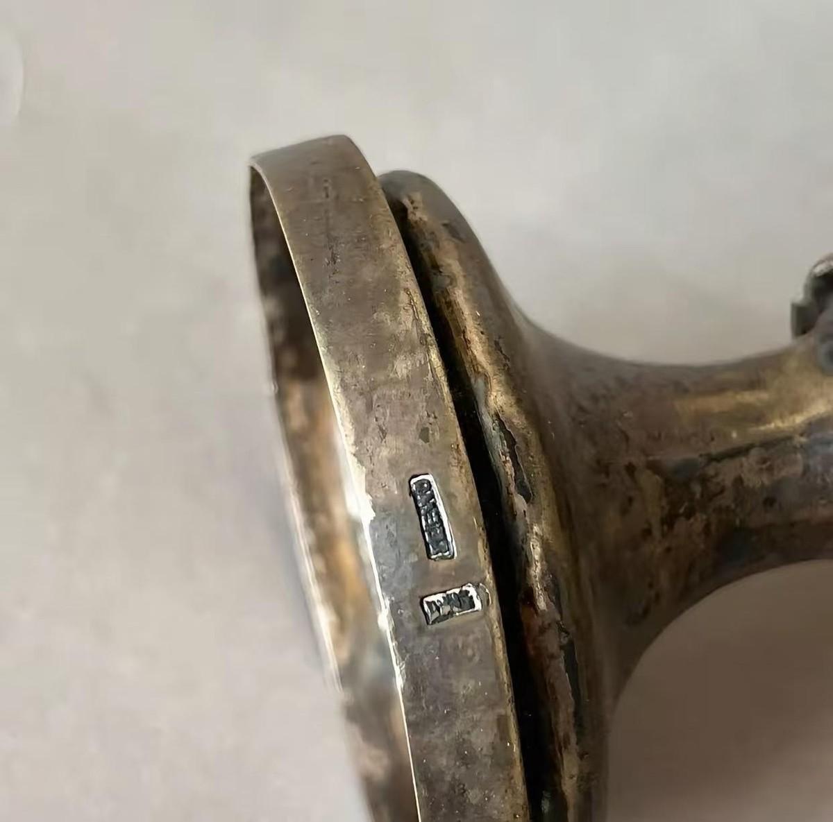 这东西居然当废品卖了？早上有个男孩拎袋子来卖废品，倒出来叮当响，是个银杯子。两个