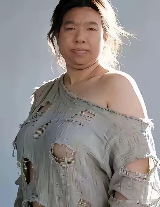 优雅大妈买了件巴黎世家限量版，秒变丐帮帮主。
回到家，老公上上下下打量大妈，然后