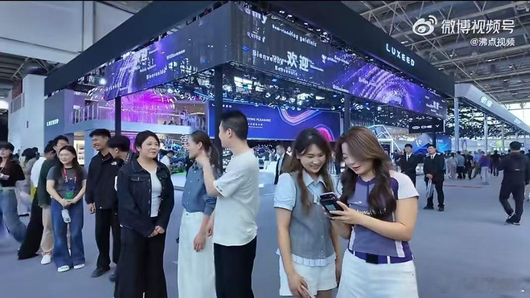 永远要给生活埋彩蛋00后北京车展领鸡蛋 00后逛展主打务实快乐，排队领蛋氛围感拉