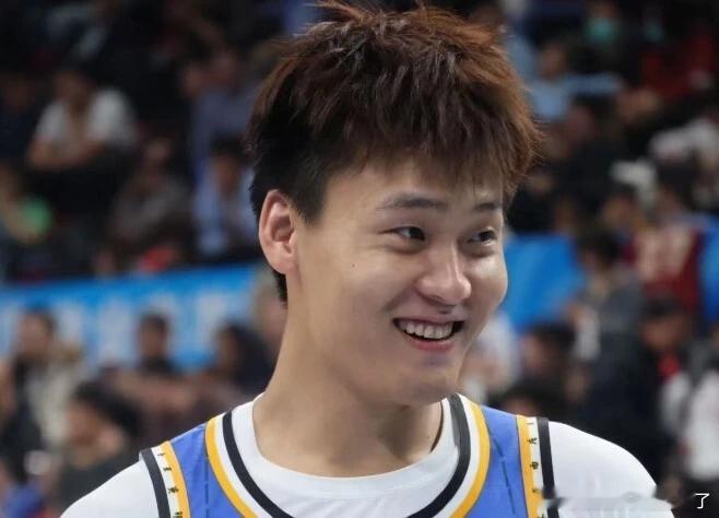 赵睿休赛期减重20斤、赵睿今夏减重20斤 据媒体人“海jun的蓝”社媒消息，首钢