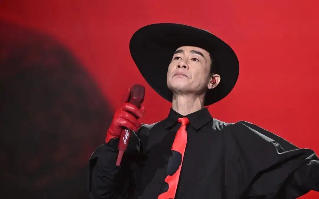 春晚，60后的陈小春与00后的易烊千玺同台热舞。两人不分伯仲。“山鸡”哥这状态谁