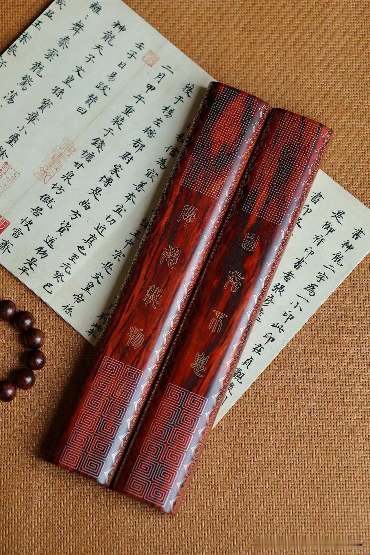 文房里的镇尺，也可以做得很有看头。

印度小叶紫檀拆房老料一木对开，深沉木色里铺