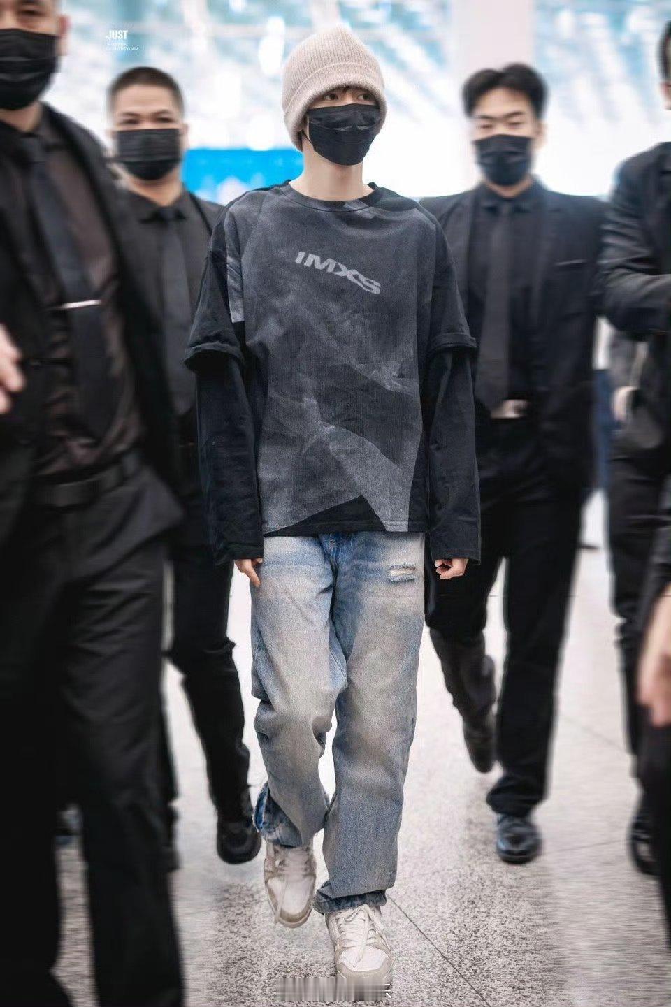 陈哲远抵达马来西亚路透，毛线帽好帅哥范