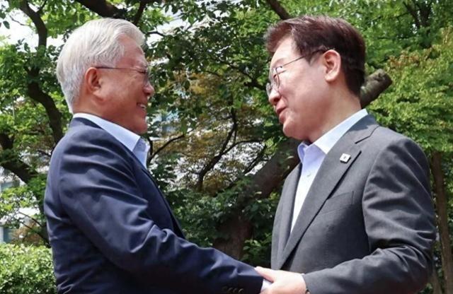 李在明找上文在寅，请他帮自己一把。9月21日，李在明与文在寅通电话。青瓦台称二人