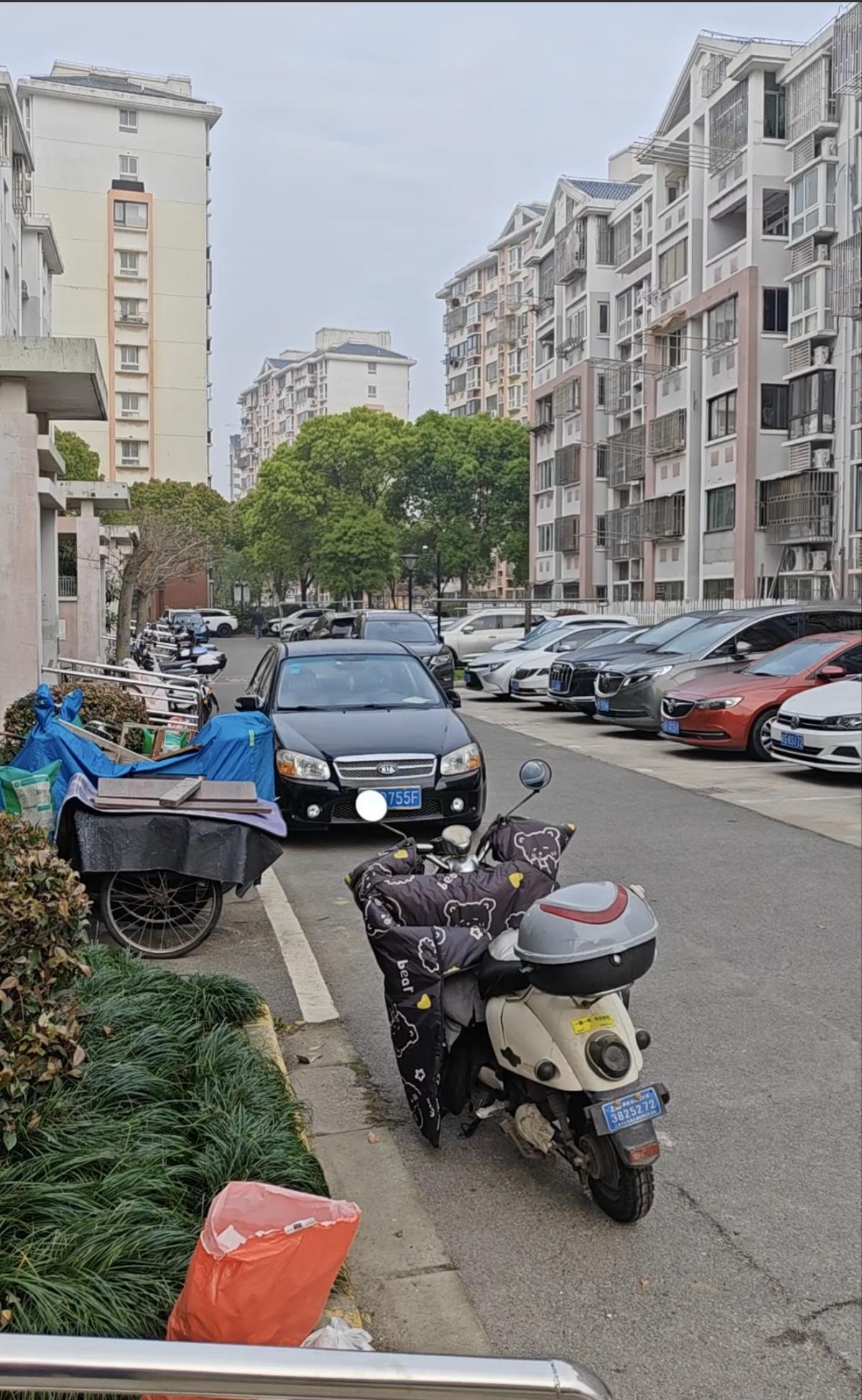 物业费您怎么看待？
物业费这几年一直在争论，
这个小区每年物业费也挺高，
但物业