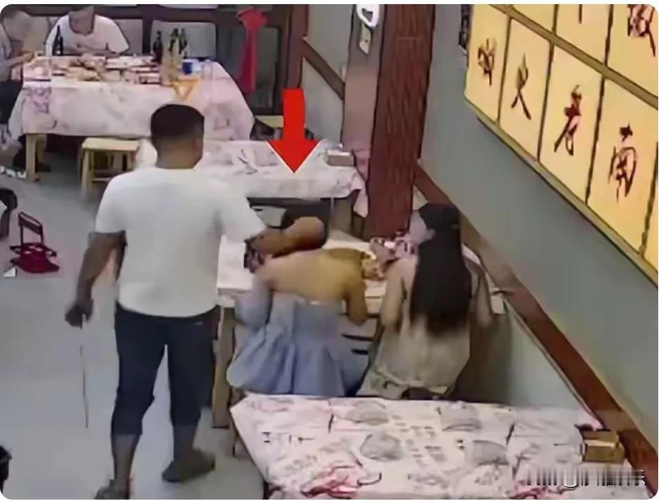【南昌夜宵摊惊现猥琐男！摸头辱骂嚣张至极，警方出手了！】

“你有病吧？！”凌晨