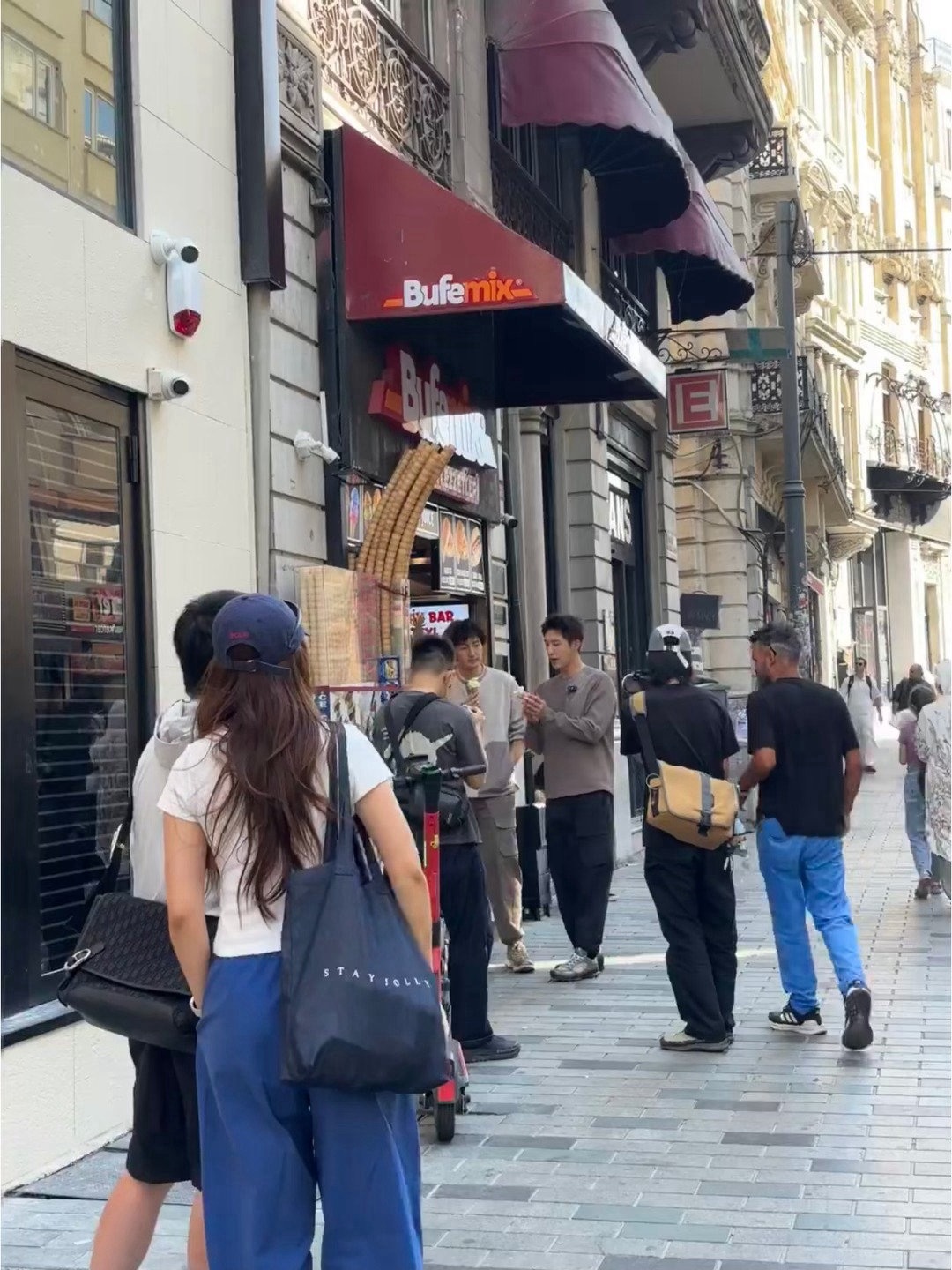 网友在土耳其偶遇黄景瑜和王传君在买土耳其冰激淋🍦就算是黄景瑜来了也要被土耳其冰