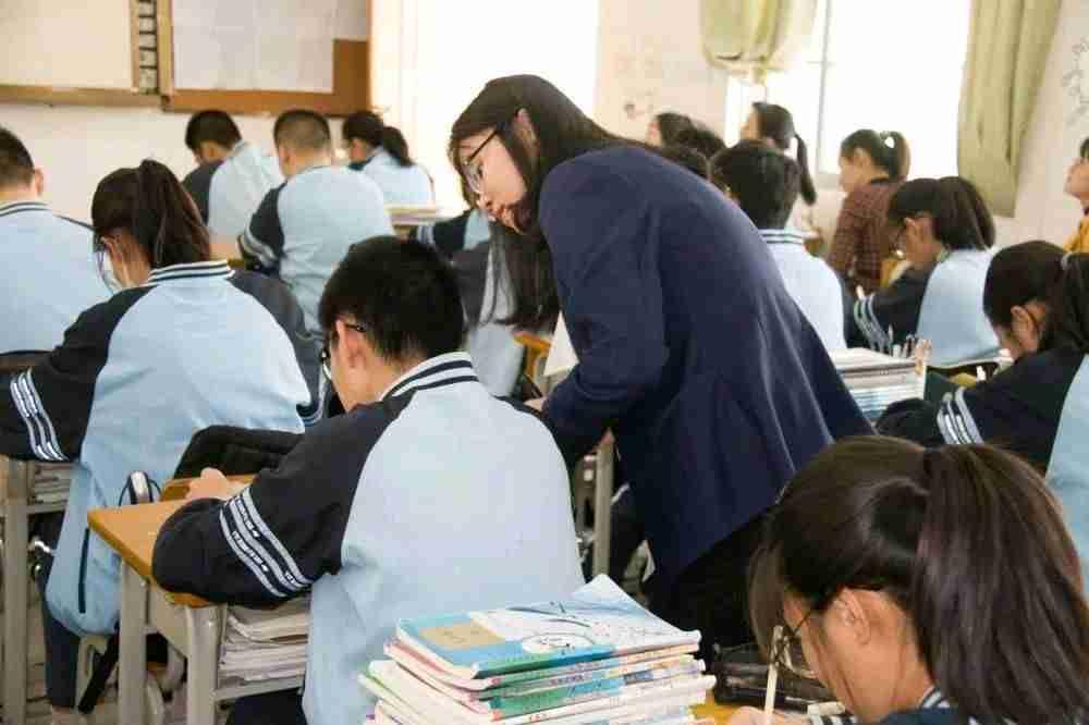 中考高分进重点班，却被“明码标价”：孩子，这堂课比分数更扎心！

孩子昨晚跟我说