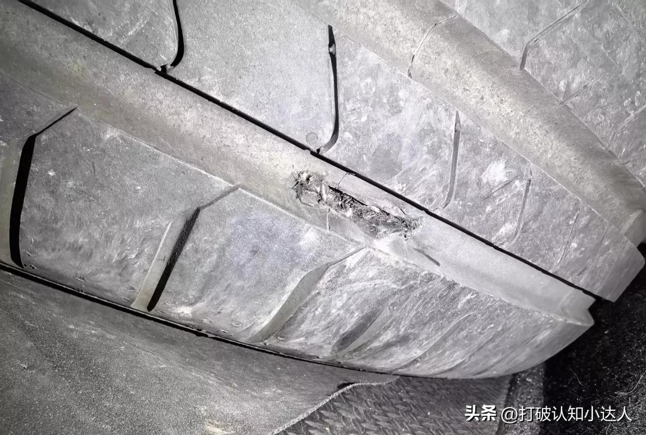 刚提车没多久，轮胎就被扳手扎透，连钢丝都断了！

修车厂说补不了只能换，狠狠心换