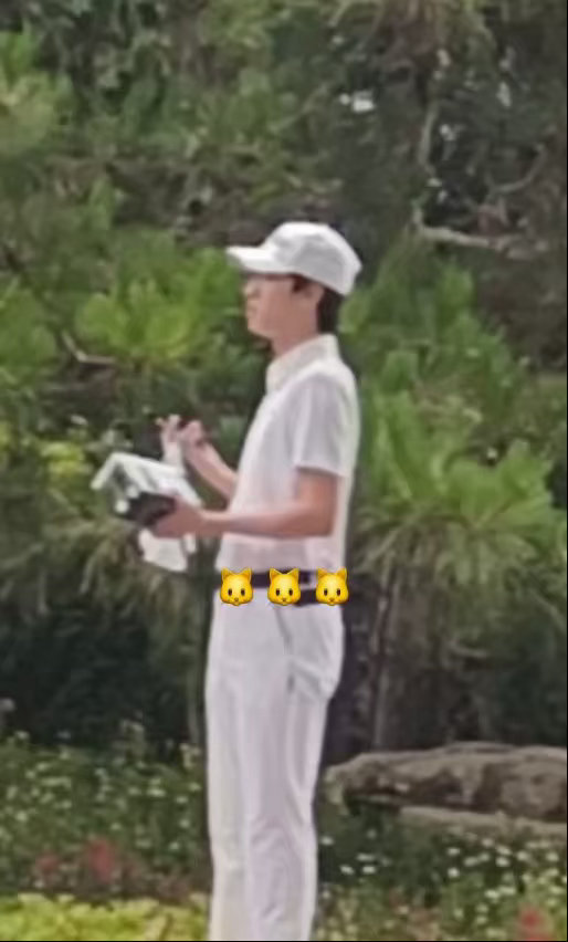 严浩翔轻熟风严浩翔今日拍摄路透  严浩翔今日拍摄路透，严浩翔轻熟风，今日份是打高