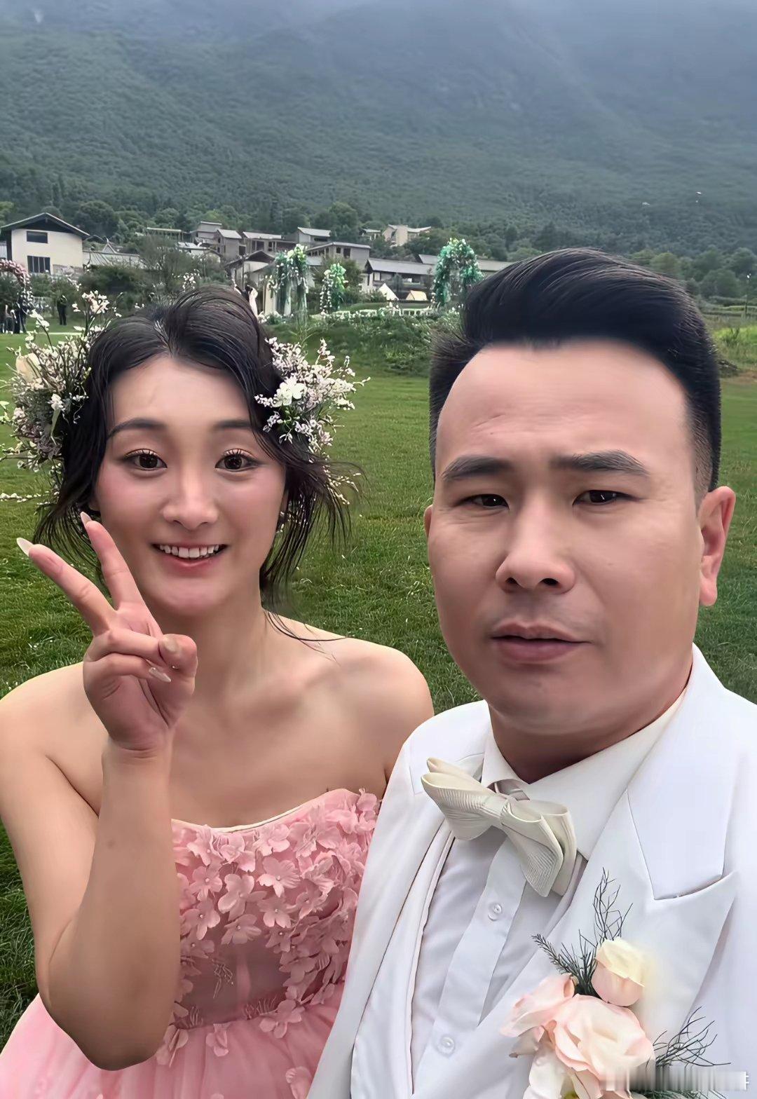 大衣哥前儿媳陈亚男与老公郭新朋最新婚纱照曝光。这模样，这状态，真的比当初与朱小伟