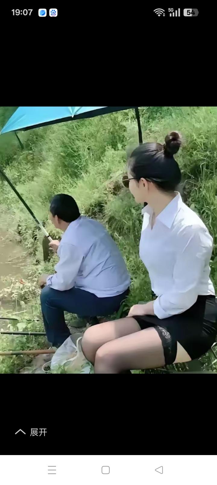 鱼在岸上还在钓，这位领导是体味双飞的感觉？
夫，鱼见饵不见钩，女子丝滑的蕾丝犹如