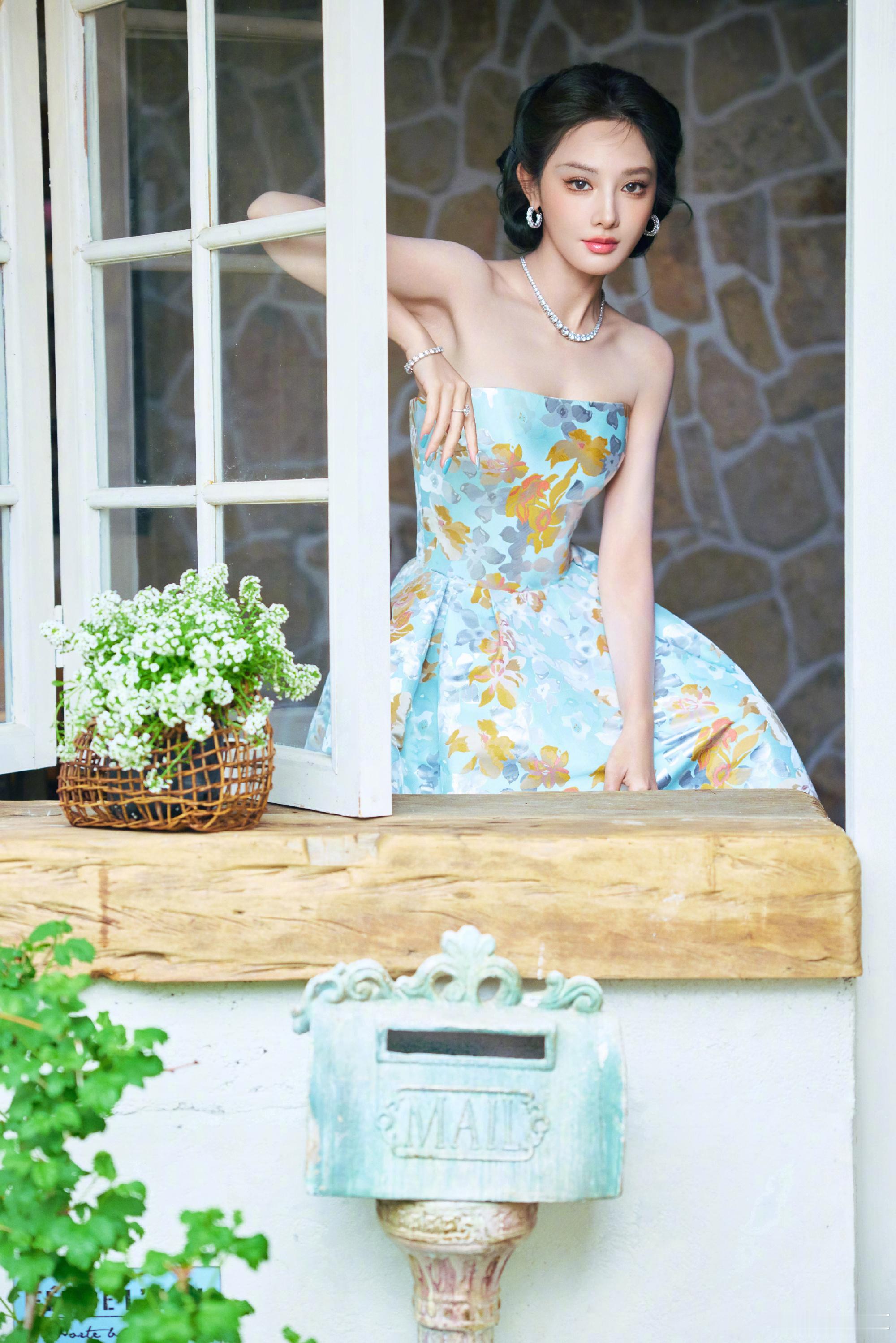 彭小苒花园里公主北京国际电影节 笑容治愈，气质优雅，彭小苒在北影节美到让人移不开