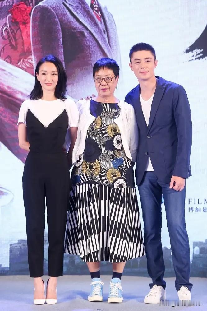 男帅女美。
霍建华帅气十足，两位女士也是气质儒雅，特别是左边这位，穿双白色高跟鞋