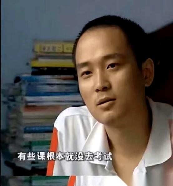 考上北大，被开除。
又考上清华，再次被开除。
你没看错，这不是段子，是真事儿。一