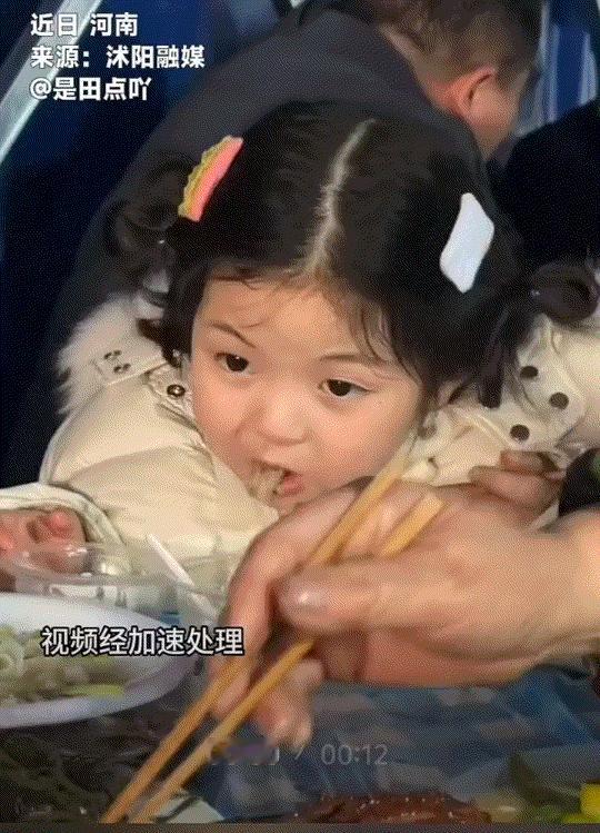 太可爱了吧！河南，一小女孩沉浸式吃大席，表情夸张又可爱的模样，愣是萌翻一众网友。