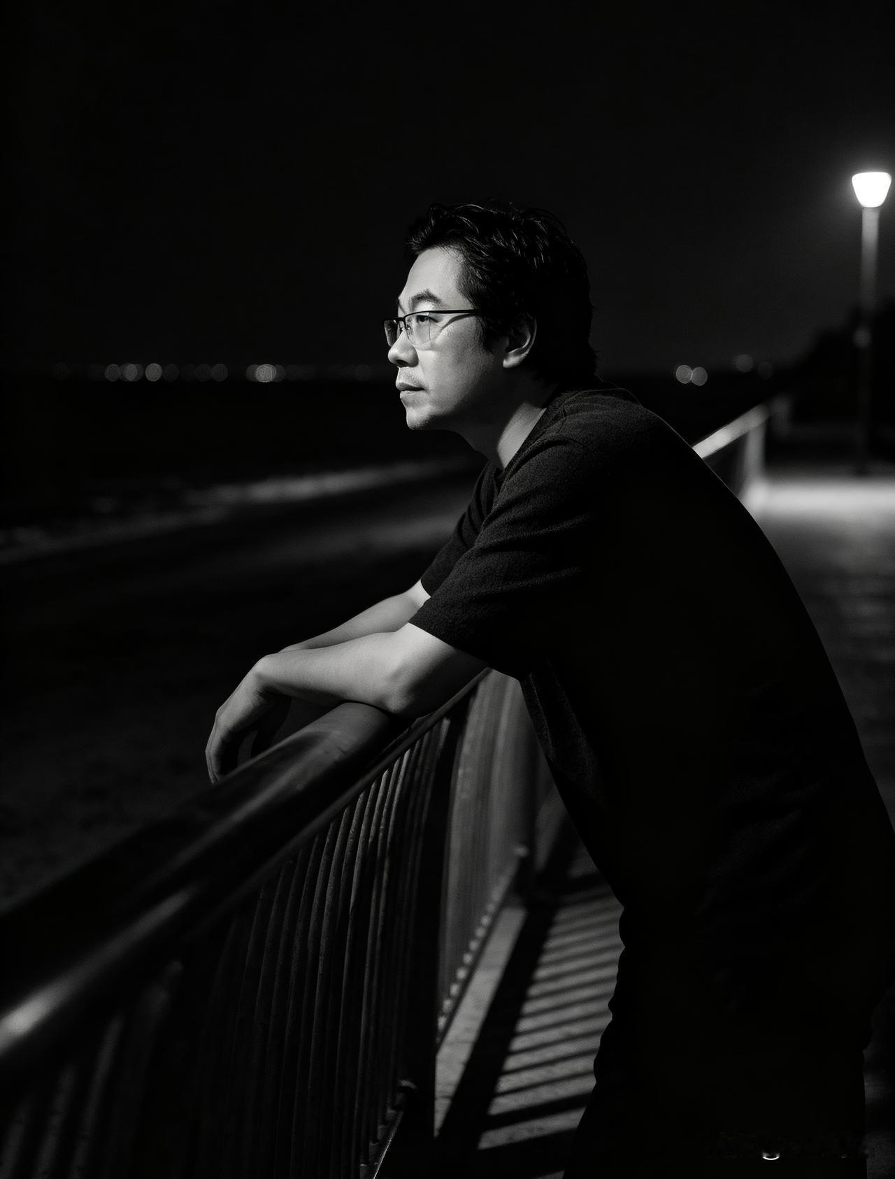 褪去繁杂色彩，只剩纯粹光影。
以黑白色调，定格每一帧独属于自己的浪漫