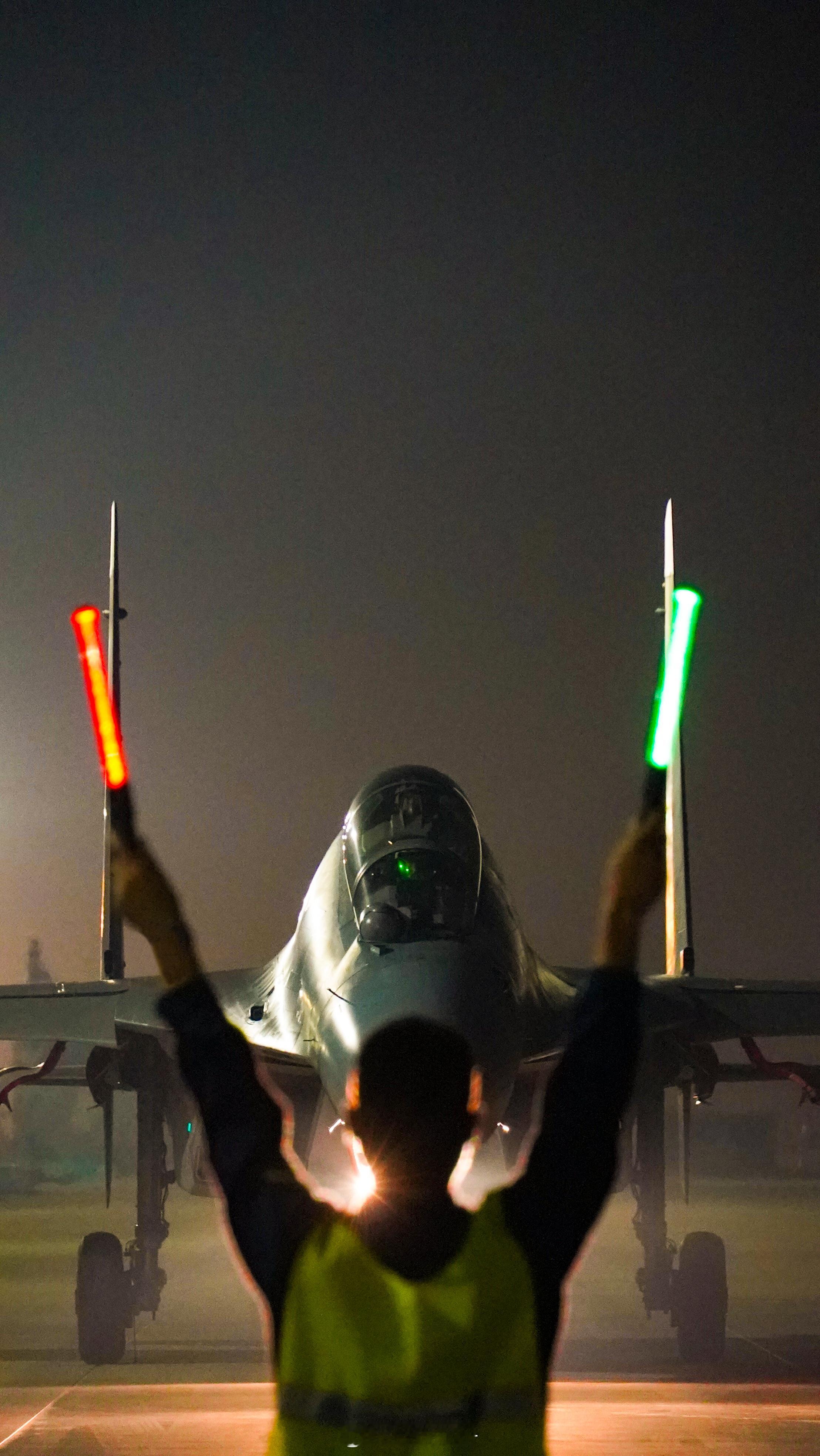 【收藏！战鹰暗夜大片超酷炫[酷]】近日，东部战区空军航空兵某旅严密组织跨昼夜飞行