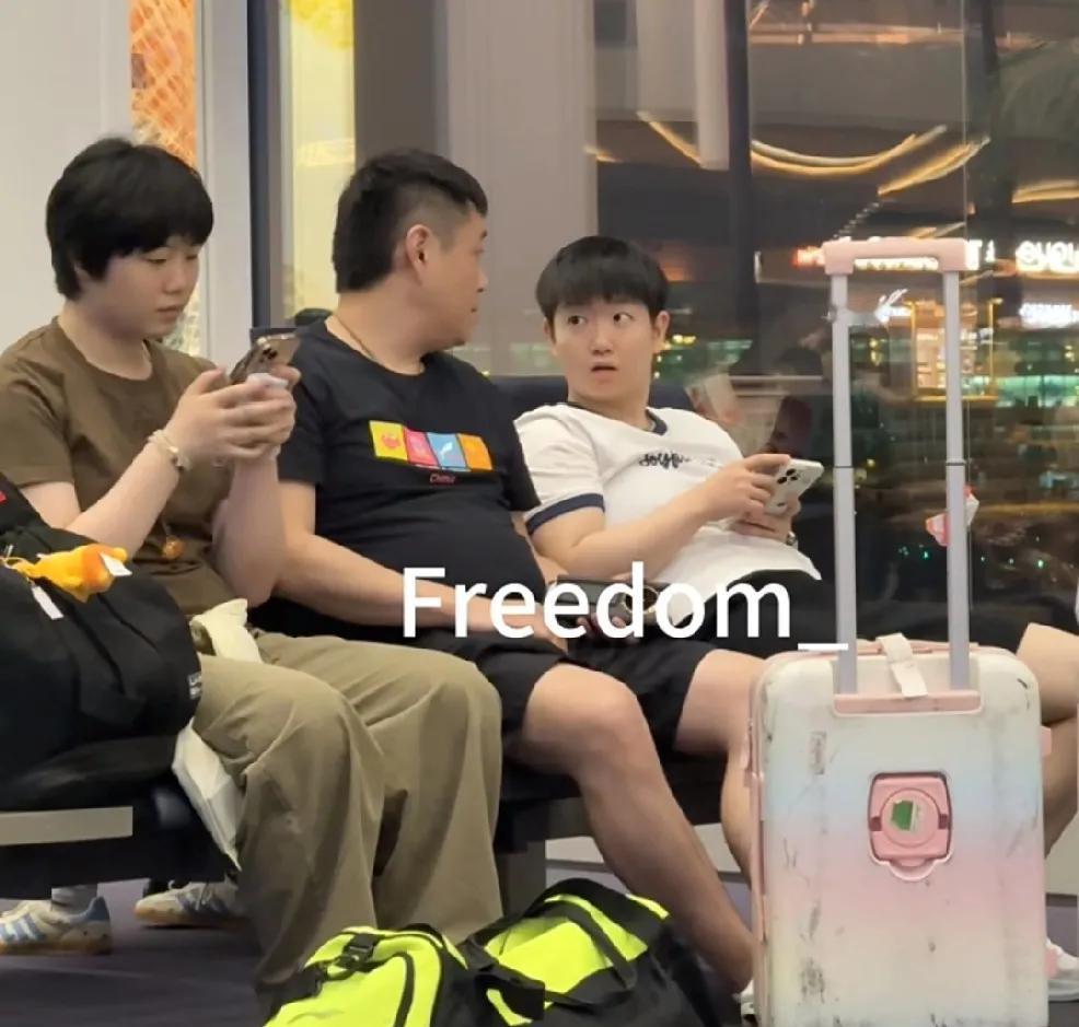 国乒在韩国转机，
这等待的时间够长的啊，
一会看到莎莎与邱贻可、蒯曼坐着聊起了天