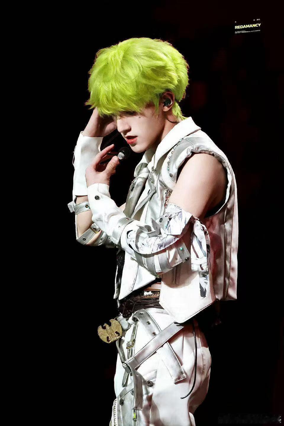 张泽禹歌声里的热烈与赤诚 抱着吉他站在舞台中央的样子洒脱又坚定，音乐里的热血与温