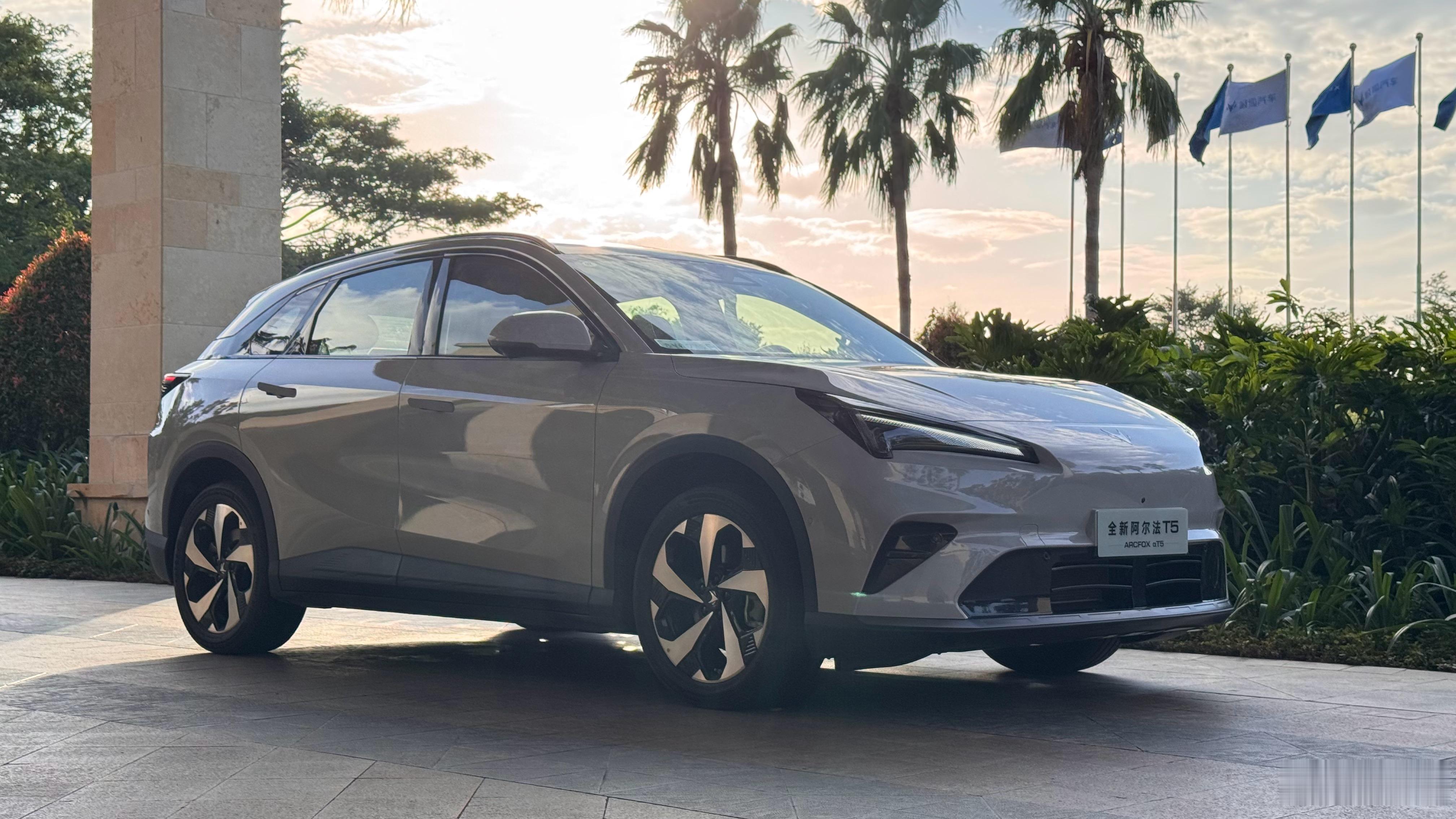 极狐新款T5的造型就和谐很多家庭用户看着会顺眼，线条比例协调内装软包范围合适，新