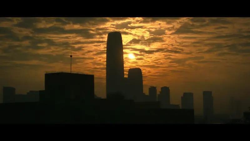 给大家推荐几部经典港片。首推《英雄本色》，1986年上映，狄龙、周润发、张国荣主