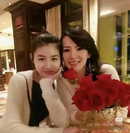 章子怡卡点发文为继女小苹果庆祝十八岁生日，小苹果几乎立刻留言回复爱你妈妈，短短四