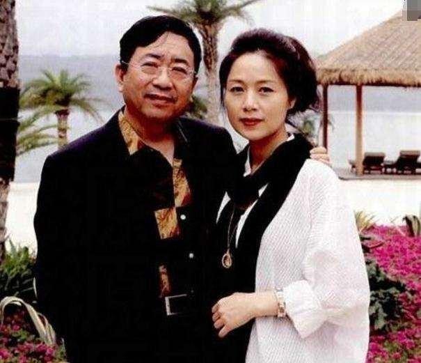 1992年，余秋雨二婚娶了小16岁的黄梅戏演员马兰，洞房花烛夜，余秋雨向妻子提出