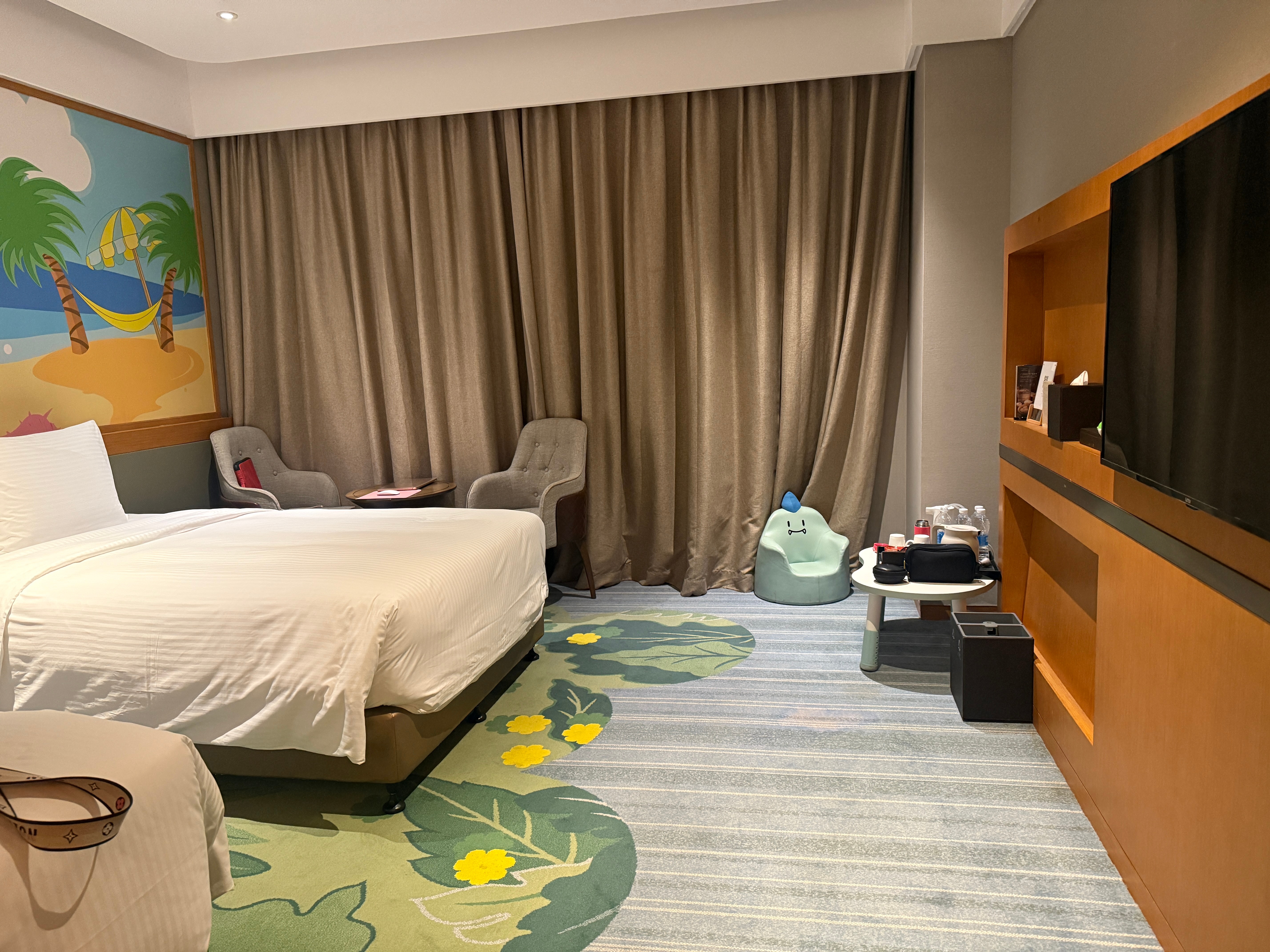 我就好奇，为什么酒店房间没有桌子？？？？？？？？？？这么大的酒店，居然没有一个可