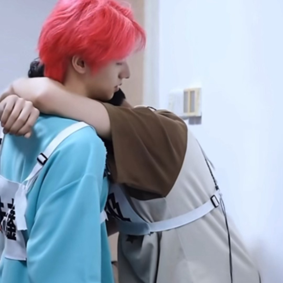 我一想到有个人这样趴在肩头啜泣然后还有热热的眼泪滴到薄薄的t恤上 侧脸就是发丝 