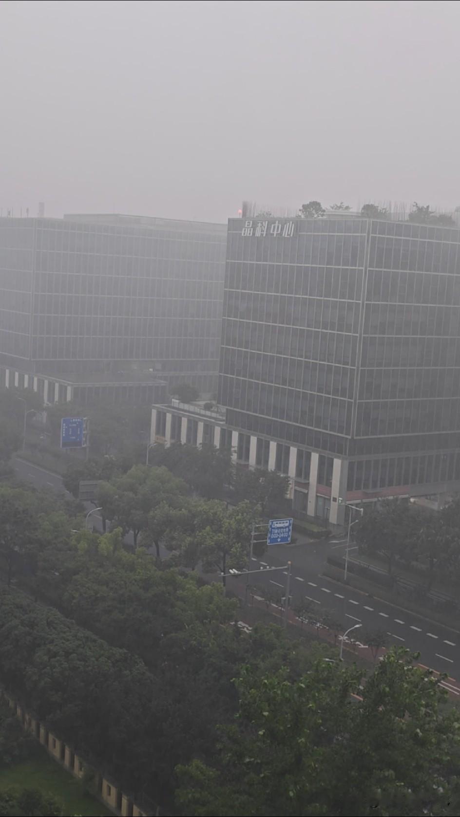 从凌晨两点多就是电闪雷鸣，大雨哗哗的下不停。
早晨，还是这样的天气，没办法出去运