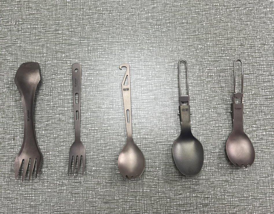 钛餐具的好处其实不少选餐具还是要看材质，钛餐具安全系数很高，没有重金属析出，抗腐