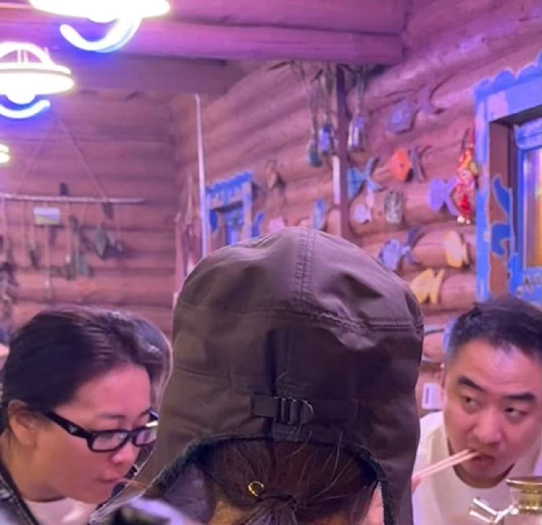 吃火锅偶遇贾玲张小斐贾玲工作完第一件事和张小斐聚餐 1月22日，有网友分享偶遇一