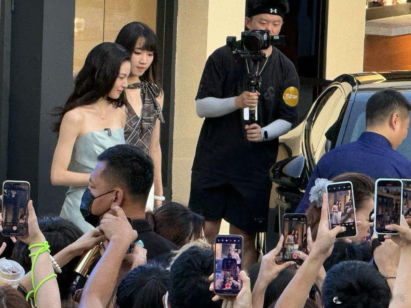 时尚圈都在拍小鹏P7大美女钟楚曦+前卫时尚的出行搭子小鹏P7，养眼！[good]