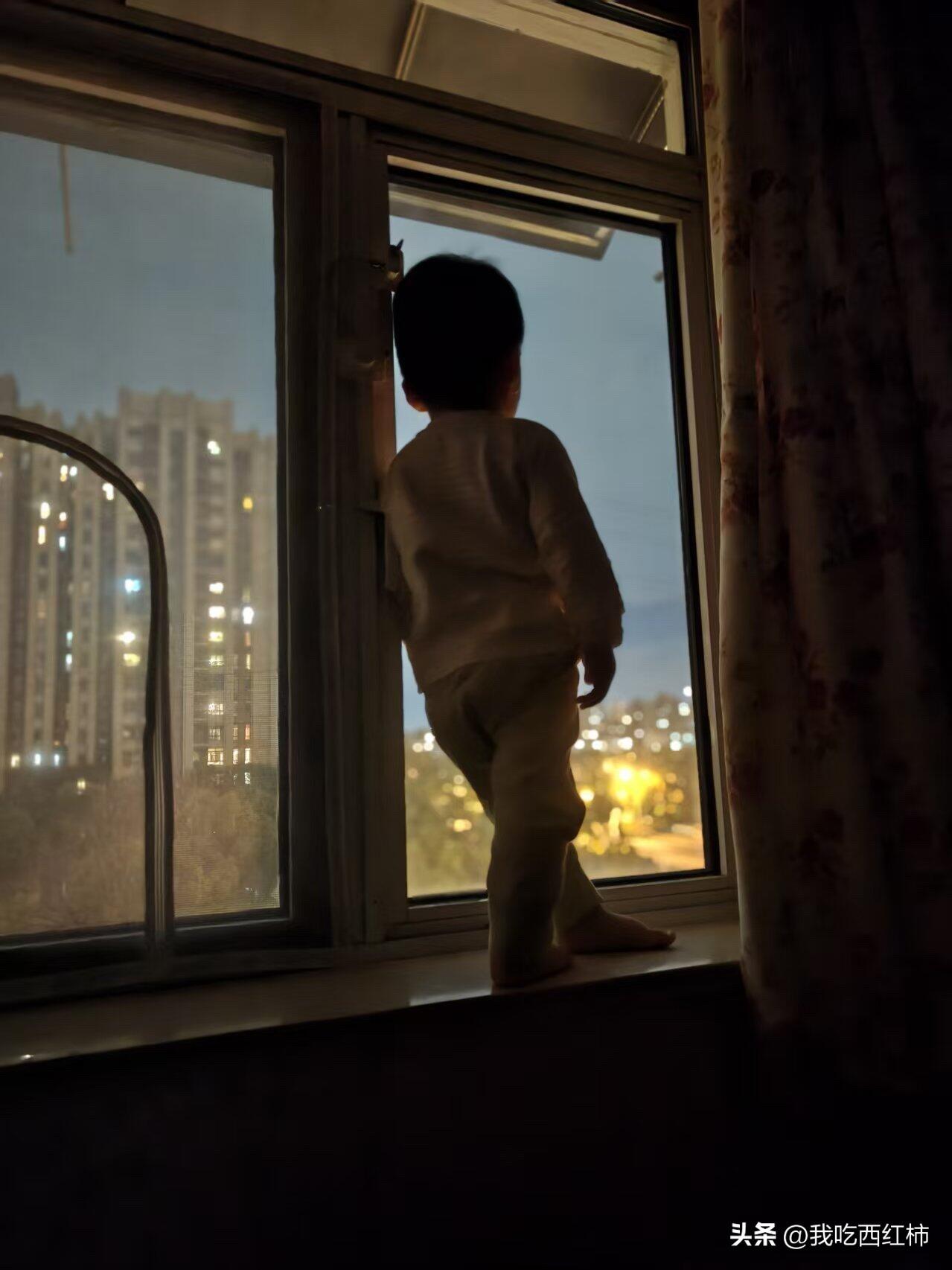 谁来支招啊，晚上十点多还不睡
我们的床就挨着窗户，天天晚上看窗外的车水马龙，也不