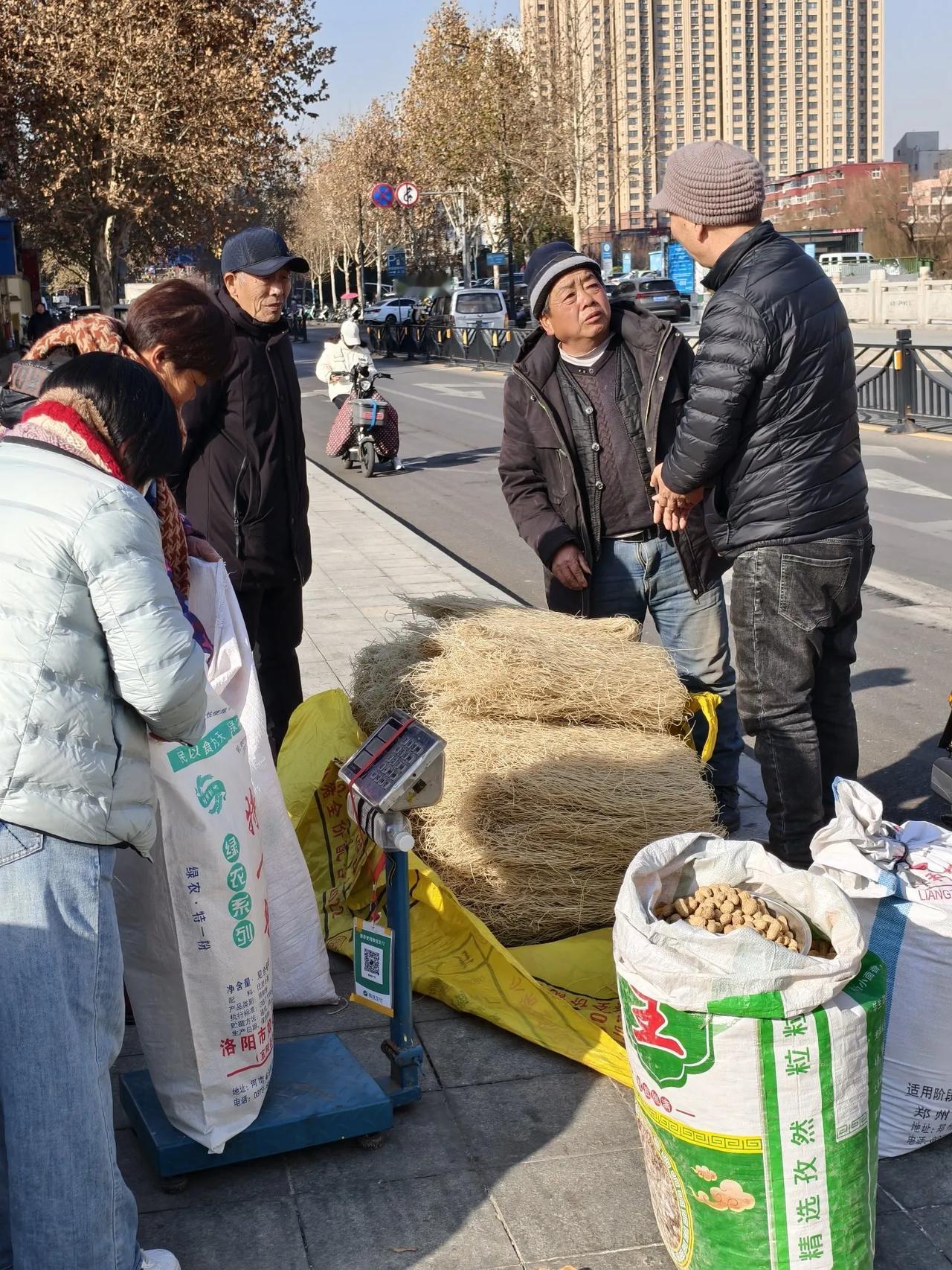 农村人进城卖农货只要坚守品质，城里人是不会亏待你们的！
这对夫妇开着小四轮车拉着