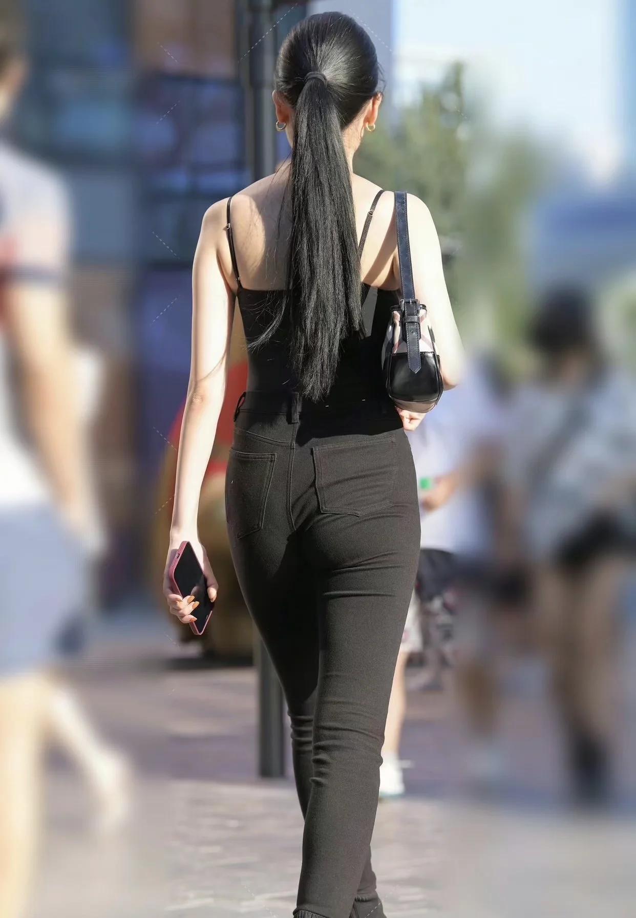 心里有个人才能活下去，不然的话生活的意义就越来越低，生活里需要有情感的羁绊，恰是