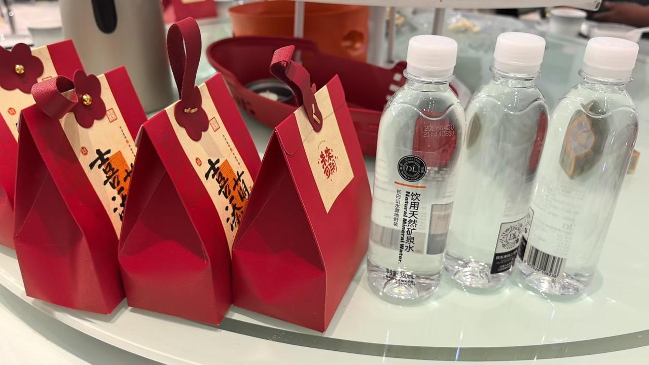 不用大富大贵，也不必事事完美。日子过得松弛点，心里不拧巴，有人爱、有事做、能好好
