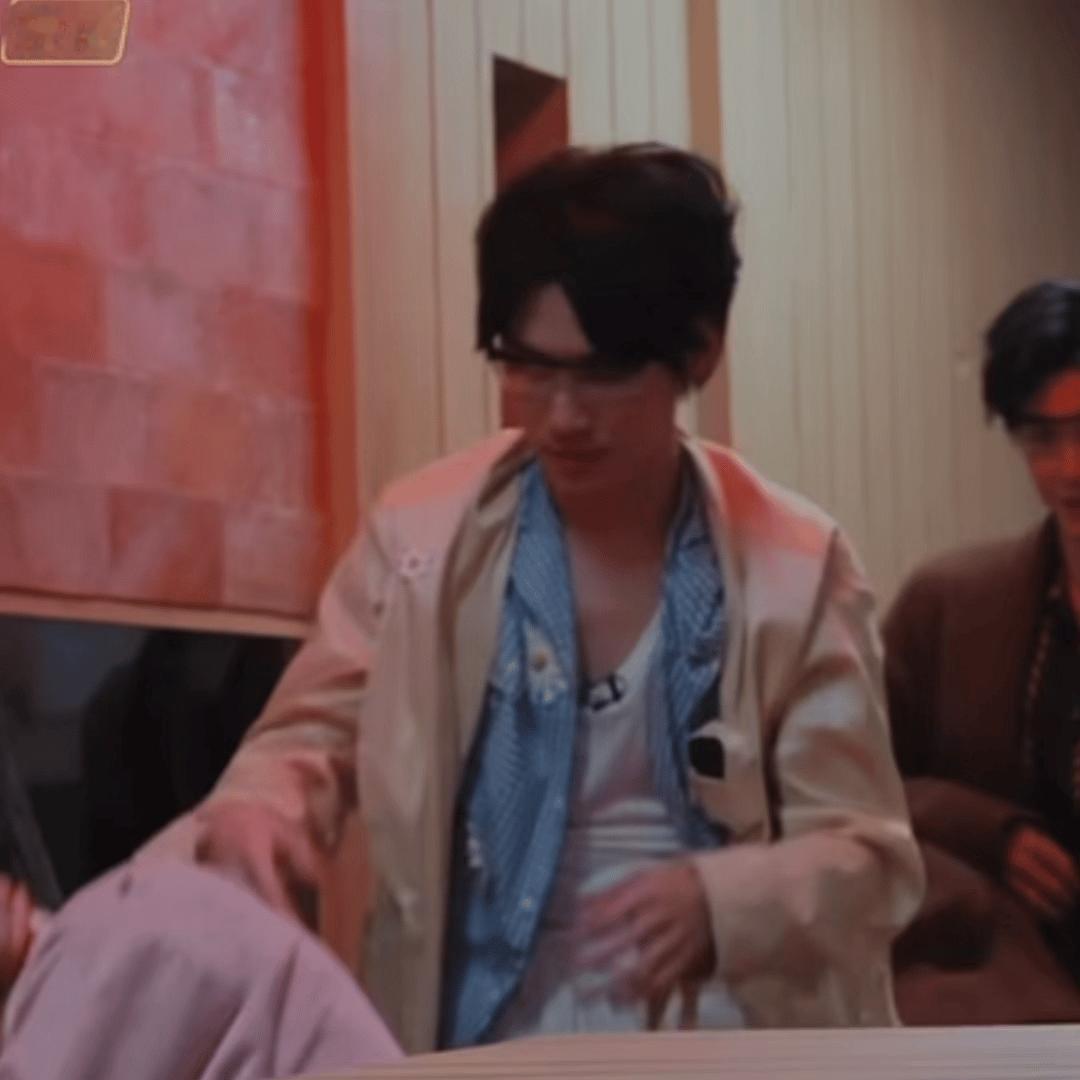 好熟练的动作 这一幕我在超前聚会里看过张真源密室大逃脱 