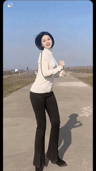 洁净的蓝天
清纯的美女！