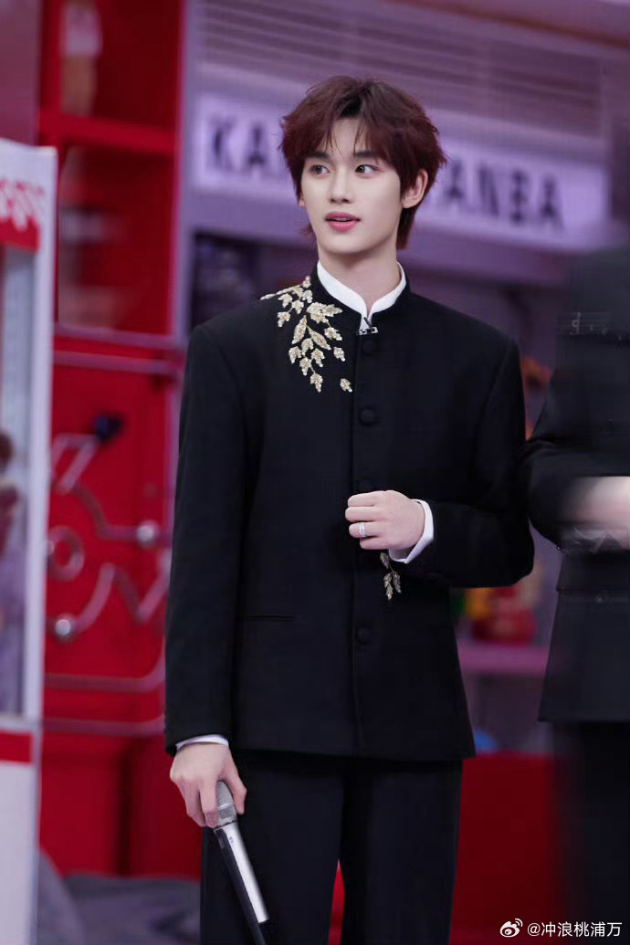 丁程鑫我有一位认识了很久的知己俺被这个造型帅到了！丁程鑫新中式造型太绝，刺绣立领